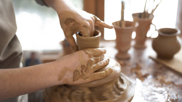 personne-creative-travaillant-dans-un-atelier-de-poterie